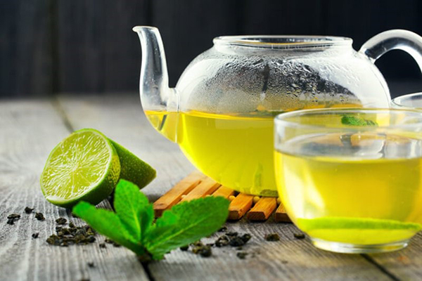 Uống trà xanh với chanh giảm cân